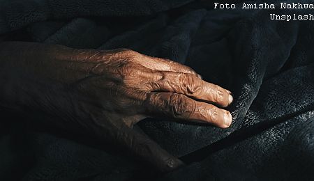 Hand bejaard persoon